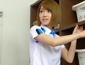 合法露出！銭湯アルバイトのロリ可愛い椎名そらちゃんの前でチンコぶらぶらさせてみたｗ