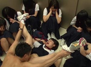 JC密室レイプ！逃げ場なしの停止したエレベーターの中で男性教師が乱心