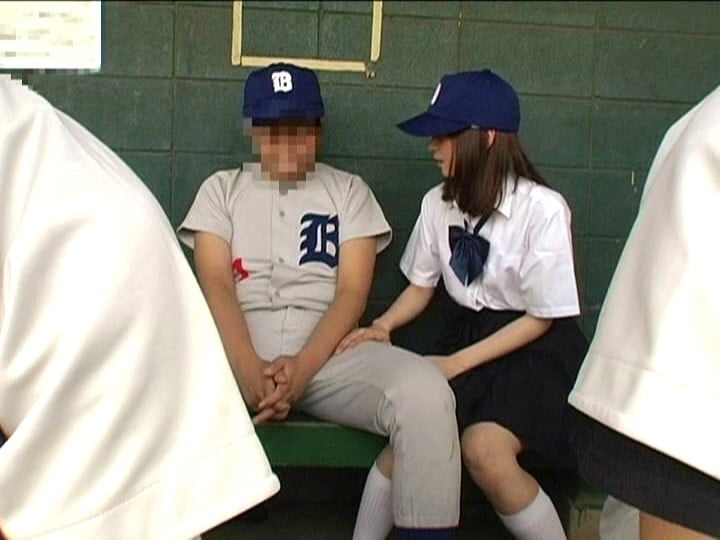 ベンチでの女子マネージャー