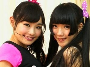 ＜初芽里奈 青井いちご＞アナル丸出し変態ロリータの肛門弄りレズビアンファック