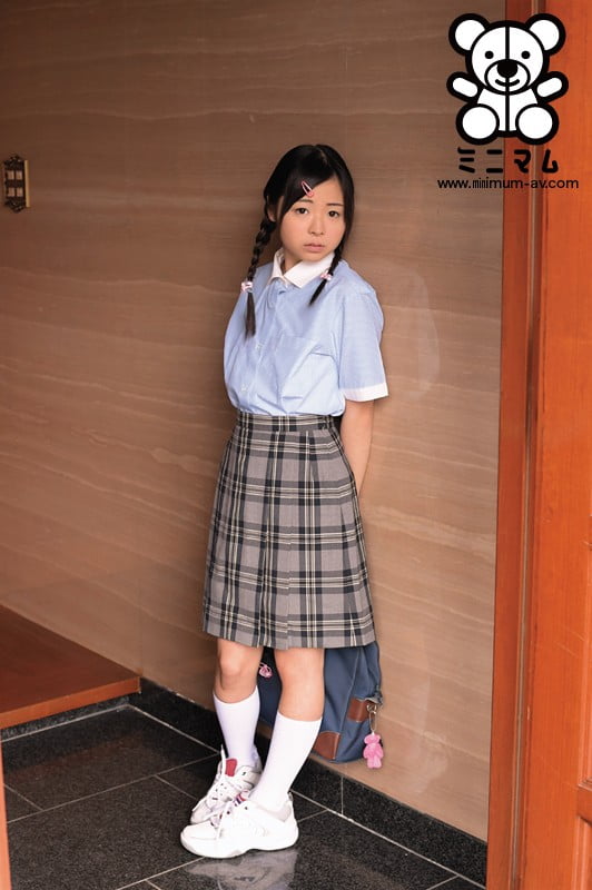 制服の女子中学生