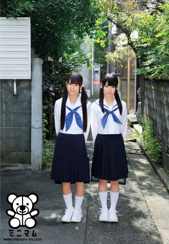 双子の女子中学生