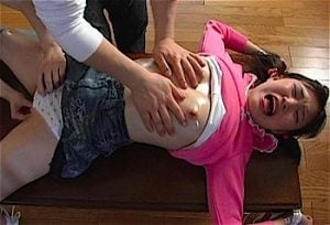 くすぐり拷問され絶叫悶絶する女児パンツ丸出し貧乳乳首丸出しのJS