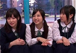 勃起チンポ見ちゃった女子○学生！思春期の女の子はペニスに興味津々ですｗ