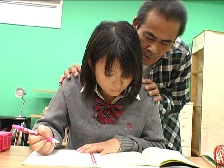 家庭教師に触られる女子校生