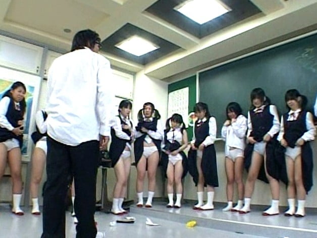 体罰でスカートたくし上げでパンツを披露する女子中学生