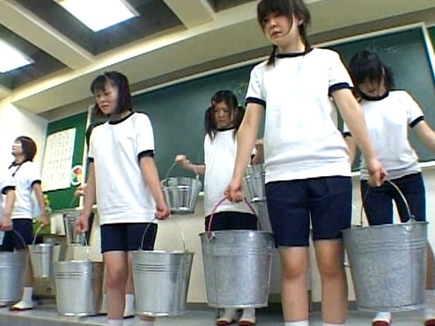体罰でバケツを持ってたってるJC
