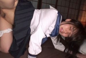 四つん這いでアナル丸見え！優等生のJCが精液まみれにレイプされる【枢木あおい】