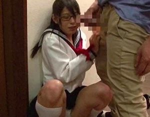 おしっこ我慢のJKに無理やり巨根を打ち込んでお漏らし潮吹きさせるレイプモノ