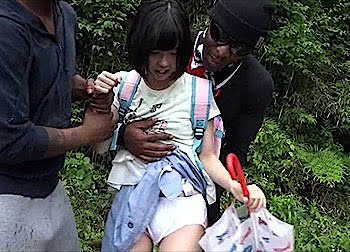 黒人に性的いたずらされる少女