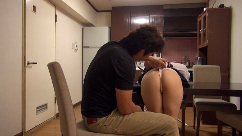 食い込むパンティの女子校生