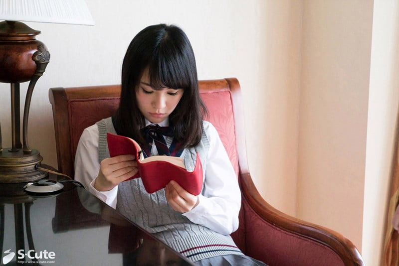 読書する女子校生