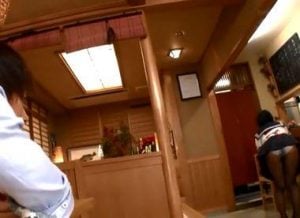 JKがパンチラ誘惑してくる飲食店。ストッキングを破いてパンツずらして挿入の着衣セックス