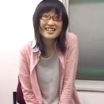 【センズリ鑑賞】ブスな素人娘が男性の自慰を眺めて興奮wチンポに縁がない女のスケベ顔w
