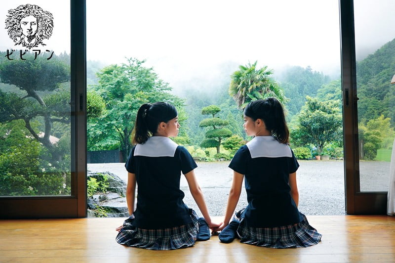 制服姿で手を繋ぐJKのレズ姉妹