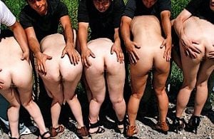 人権無視の性奴隷牧場で浣腸調教されお漏らししちゃう奴隷女