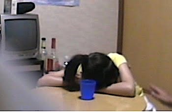 突っ伏せるロリ